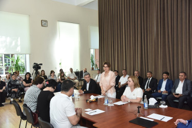 Nəsimi rayon İcra Hakimiyyətinin başçısı növbəti səyyar qəbul keçirib