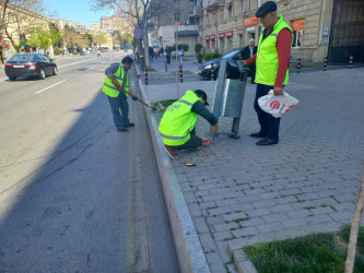 Mərkəzi küçə və prospektlərdə yeni kiçik tullantılar üçün qablar quraşdırılıb, cari təmir işləri aparılıb.