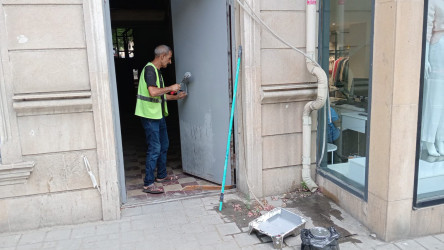 Rəşid Behbudov  küçəsi boyu  binaların fasadında təmir-bərpa işləri aparılır.