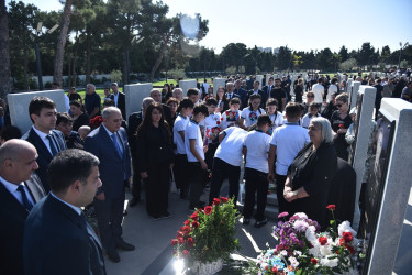 Nəsimi rayon ictimaiyyətinin nümayəndələri Anım Günü münasibətilə Hərbi Memorial Məzarlığı ziyarət etdi.