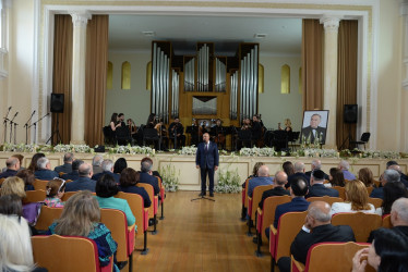 Nəsimi rayonunda Ümummilli lider Heydər Əliyevin anadan olmasının 101 illiyi münasibətilə “Ulu öndər Heydər Əliyev Azərbaycan dövlətçiliyinin xilaskarı, müasir müstəqil Azərbaycanın banisidir ” adlı tədbir keçirilib.