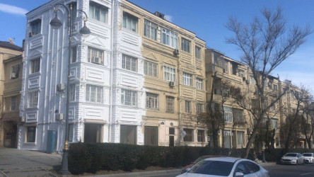 Nəsimi rayonunda şəhərin ümumi estetik görünüşünə xələl gətirən yaşayış binalarının fasadları təmir edilir.
