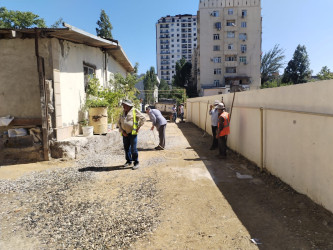 Nəsimi rayonu Ceyhun Səlimov 9 saylı binanı əhatə edən həyətyanı sahədə asfaltlaşma və cari təmir işləri aparılıb.