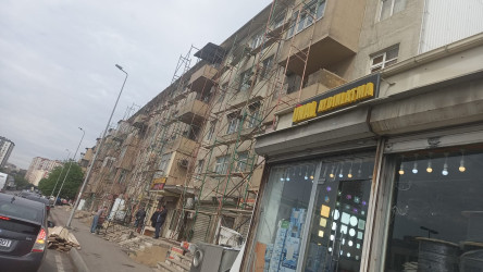 Nəsimi rayonu Alı Mustafayev küçəsi 23 saylı ünvanda binanın fasadında əsaslı təmir işləri aparılır.