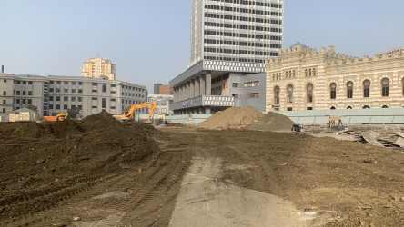 “28 May” metro stansiyası və Dəmiryol vaqzalının ətrafında abadlıq işləri davam edir.