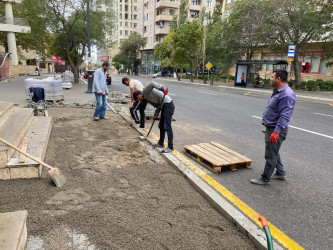 Azadlıq prospekti boyunca piyada səkilərdə təmir və bərpa işləri aparılıb.