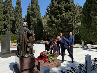 Nəsimi rayon İcra Hakimiyyətinin və rayon ictimaiyyətinin nümayəndələri Ulu Öndər Heydər Əliyevin xatirəsini ehtiramla yad ediblər.