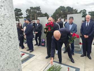 Nəsimi rayon ictimaiyyətinin nümayəndələri Anım Günü münasibətilə Hərbi Memorial Məzarlığı ziyarət etdi.