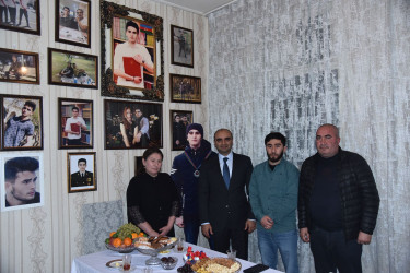 Nəsimi Rayon İcra Hakimiyyətinin başçısı Elxan İbrahimov şəhid Babayev Elvin Əkbər oğlunun ailəsini ziyarət edib.