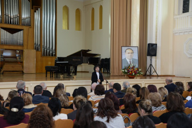 Nəsimi rayonunda Ümummilli lider  Heydər Əliyevin anım gününə həsr olunmuş “Sən elə bir zirvəsən” adlı tədbir keçirilib.