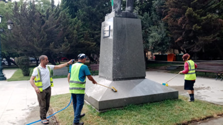 Parklarda heykəllər və abidələr yuyulmuş ətrafında təmizlik işləri aparılmışdır.