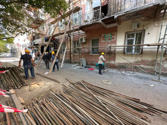 Nəsimi rayonu M. Koveroçkin küçəsi 13 saylı binanın fasadında təmir-bərpa işləri aparılır.