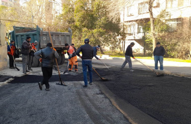 Nəsimi rayonunda məhəllədaxili yollarda asfaltlaşma işləri aparılıb.