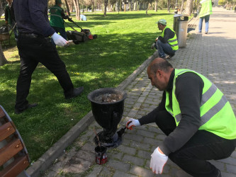 Mərkəzi küçə və prospektlərdə yeni kiçik tullantılar üçün qablar quraşdırılıb, cari təmir işləri aparılıb.