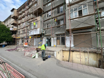 Nəsimi rayonu Alı Mustafayev küçəsi boyu  ünvanlarda binaların fasadında əsaslı təmir işləri aparılır.