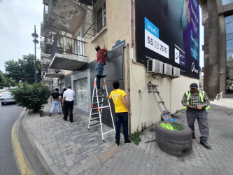 Ticarət obyektlərinin fasadında, yol kənarlarının hasar və istinad divarlarında təmir işləri aparılıb.