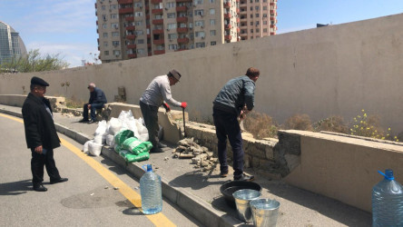 Rayon ərazisində yol kənarında olan hasarlarda və istinad divarlarında təmir-bərpa və boyanma işləri aparılıb.