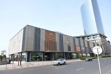 İlham Əliyev və birinci xanım Mehriban Əliyeva Bakıda “Crescent Bay” layihəsinin təqdimatı və “Crescent Mall” ticarət mərkəzinin açılışında iştirak ediblər