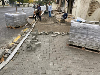 Azadlıq prospekti boyunca piyada səkilərdə təmir və bərpa işləri aparılıb.