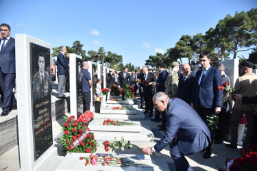 Nəsimi rayon ictimaiyyətinin nümayəndələri Anım Günü münasibətilə Hərbi Memorial Məzarlığı ziyarət etdi.