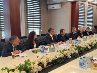 Nəsimi rayon İcra Hakimiyyətində Türkiyə Maarif Vəqfinin rayonda fəaliyyət göstərən təhsil müəssisələrinin rəhbərləri  ilə görüş keçirilib