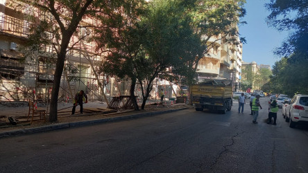 Nəsimi rayonu M. Koveroçkin küçəsi 13 saylı binanın fasadında təmir-bərpa işləri aparılır.