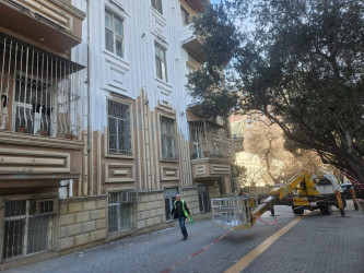 Nəsimi rayonunda şəhərin ümumi estetik görünüşünə xələl gətirən yaşayış binalarının fasadları təmir edilir.