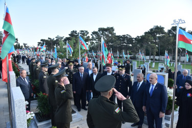 Anım günündə 2 saylı Fəxri və Şəhidlər Xiyabanında  dəfn olunmuş Şəhidlər ziyarət olundu.