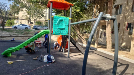 H.B.Əliyev küçəsi 9, 11, 15 və 17 saylı binaların ətrafında abadlıq-quruculuq işləri davam etdirilir.