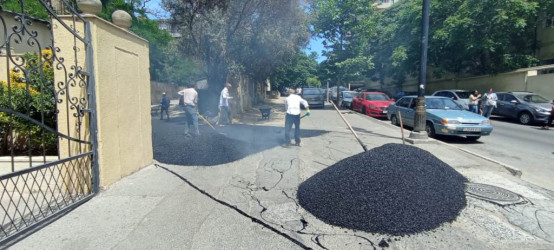 Nəsimi rayonu Süleyman Rüstəm küçəsi 33, 33 a, 33 b  saylı ünvanlarda  yerləşən binaları əhatə edən məhəllədaxili  yollarda asfaltlaşma və cari təmir işləri aparılıb.