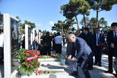Nəsimi rayon ictimaiyyətinin nümayəndələri Anım Günü münasibətilə Hərbi Memorial Məzarlığı ziyarət etdi.