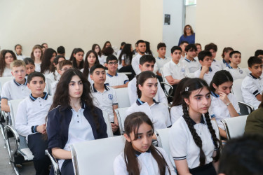 Nəsimi rayonunda “Konstitusiya və Suverenlik İli” çərçivəsində Vətən müharibəsi iştirakçıları rayon məktəbliləri ilə görüşdü