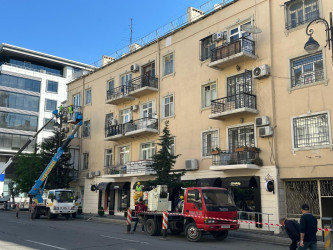 Nəsimi rayonunda binaların fasadında əsaslı təmir işləri aparılır.