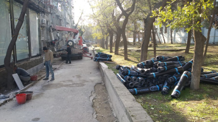 Nəsimi rayonunda yaşayış binalarının dam örtüklərində əsaslı təmir işləri aparılır.