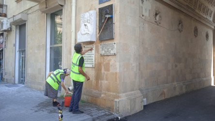 Parklarda heykəllər və abidələr yuyulmuş ətrafında təmizlik işləri aparılmışdır.