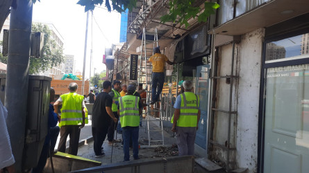 Ticarət obyektlərinin fasadında, yol kənarlarının hasar və istinad divarlarında təmir işləri aparılıb.