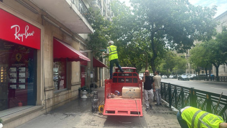 Rəşid Behbudov  küçəsi boyu  binaların fasadında təmir-bərpa işləri aparılır.