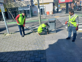 Mərkəzi küçə və prospektlərdə yeni kiçik tullantılar üçün qablar quraşdırılıb, cari təmir işləri aparılıb.