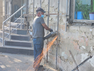 Nəsimi rayonunda binaların fasadında, istinad divarlarında təmir - bərpa işləri aparılır.