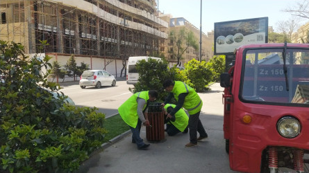 Mərkəzi küçə və prospektlərdə yeni kiçik tullantılar üçün qablar quraşdırılıb, cari təmir işləri aparılıb.