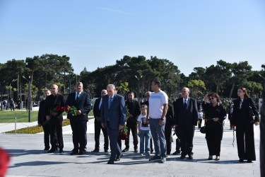 Nəsimi rayon ictimaiyyətinin nümayəndələri Anım Günü münasibətilə Hərbi Memorial Məzarlığı ziyarət etdi.