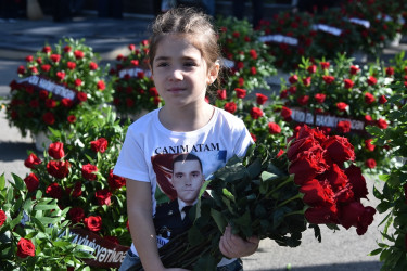 Nəsimi rayon ictimaiyyətinin nümayəndələri Anım Günü münasibətilə Hərbi Memorial Məzarlığı ziyarət etdi.