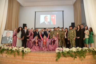 Nəsimi rayonunda Ulu Öndər Heydər Əliyevin anadan olmasının 99-cu ildönümünə həsr olunmuş “Ulu bir Sərkərdə, Ulu bir Öndər” adlı geniş tədbir keçirildi.