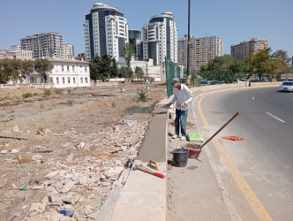 Nəsimi rayonunda binaların fasadında, istinad divarlarında təmir - bərpa işləri aparılır.