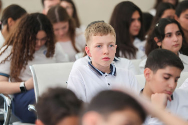 Nəsimi rayonunda “Konstitusiya və Suverenlik İli” çərçivəsində Vətən müharibəsi iştirakçıları rayon məktəbliləri ilə görüşdü