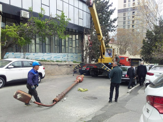 Nəsimi rayonunda küçələrin işıqlandırılması üçün yeni dirəklər quraşdırılır.