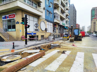 Azadlıq prospekti Nəsib bəy Yusifbəyli küçəsi boyu yeni su və kanalizasiya xətləri çəkilir.