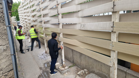 Nəsimi rayonu Əbdülvahab Salamzadə küçəsi boyu hasarlar quraşdırılır.