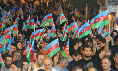 Məşədi Dadaş məscidində dini ibadətə gələn inanclı insanlar Azərbaycan bayrağı ilə qatılmışdılar.
