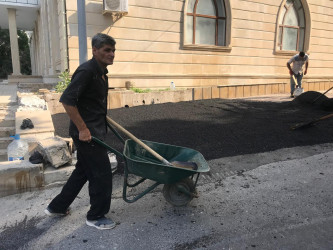 Rəşid Behbudov 77 və İzzət Həmidov 15 saylı ünvanların məhəllədaxili yollarında asfaltlaşma işləri aparılıb.